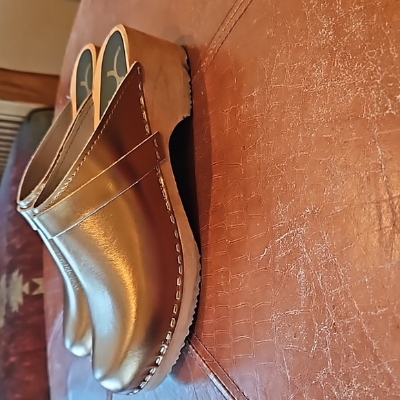 Clogs - Picture 2 of 7